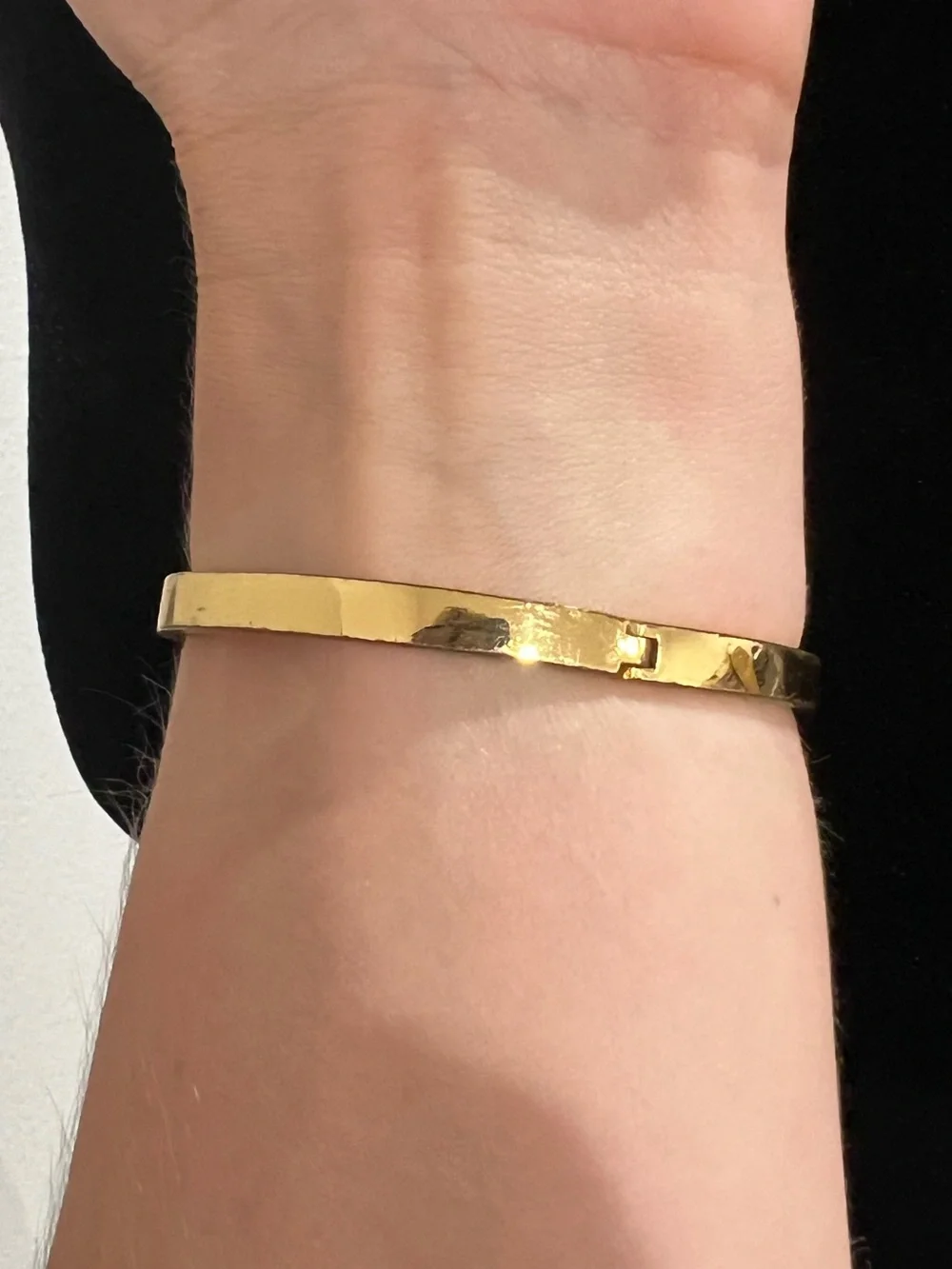 Kate Spade Gold Tone Spade Hinged Bracelet Designer Stackable Jewelry - Picture 4 of 4